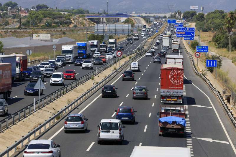 Trfico en la salida de Valencia en la A3 este jueves, en la operacin salida de las vacaciones de agosto. EFEKai Frsterling