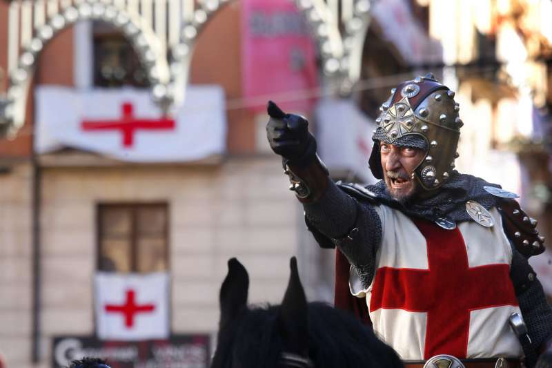 Un momento de la embajada previa a la batalla de arcabuces de las Fiestas de Moros y Cristianos en Alcoy. EFEManuel Lorenzo
