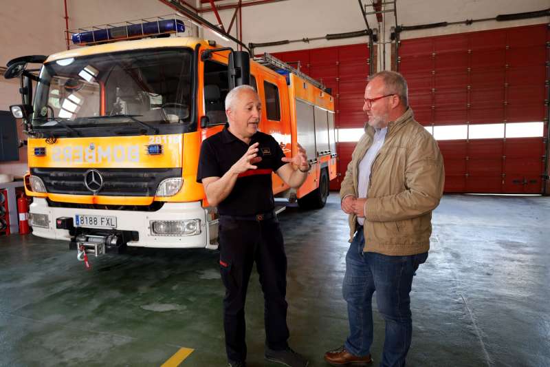 Visita dAvelino Mascarell al parc de bombers de la Pobla de Farnals.EPDA