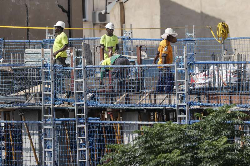 Varios trabajadores de la construccin trabajan, este lunes 18 de agosto, en una obra en el centro de Valncia  Foto: EFE
