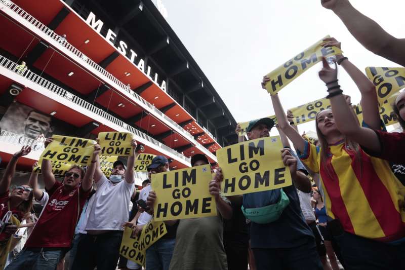 Aficionados del Valencia se manifiestan en contra del propietario del club, el singapurense Peter Lim, en las inmediaciones del estadio de Mestalla en Valencia. EFE/ Archivo
