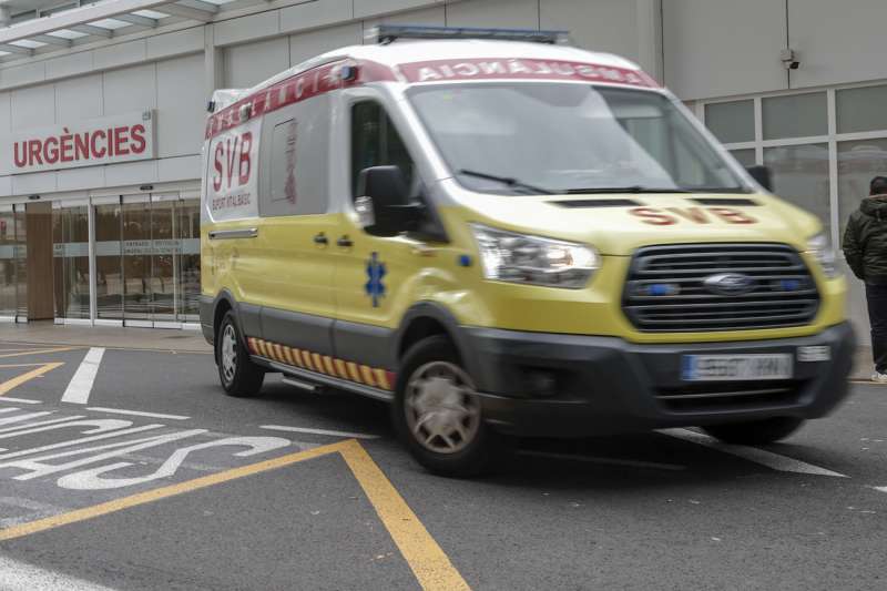 Imagen de archivo de la entrada a Urgencias del Hospital Clínico de València. EFE/Manuel Bruque
