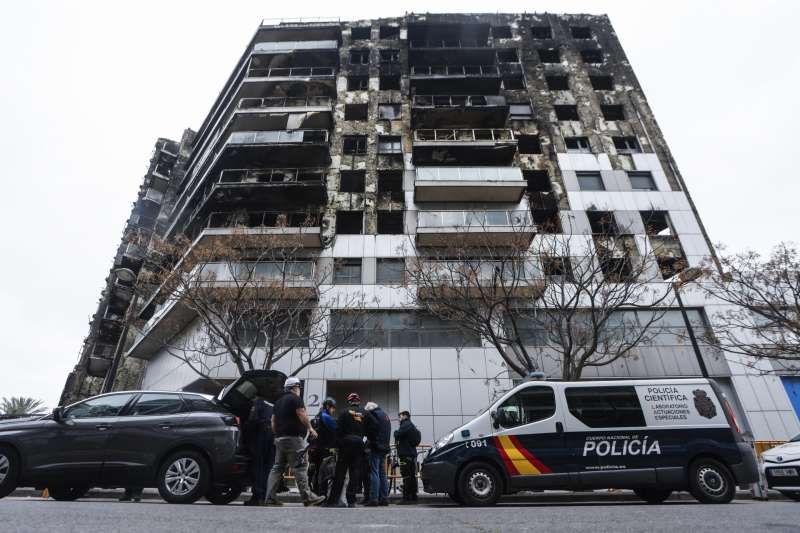 Edificio del barrio de Campanar de Valencia calcinado el pasado 22 de febrero en un incendio en el que murieron diez personas. EFE/Ana Escobar
