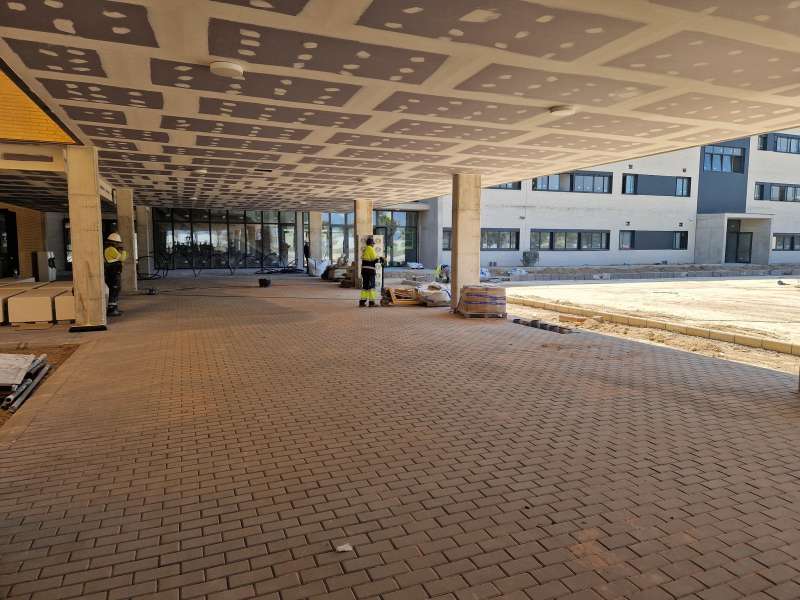 Obras en el patio del nuevo instituto p�blico de La Patacona.  EPDA
