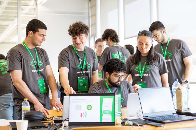 La iniciativa, puesta en marcha en febrero de 2025, promueve la formación tecnológica aplicada y el acercamiento del alumnado a retos reales de negocio