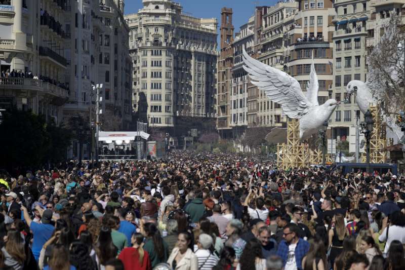 Una multitud invade la plaza del Ayuntamiento de Valncia por Fallas en San Jos, uno de los das festivos. EFEBiel Alio
