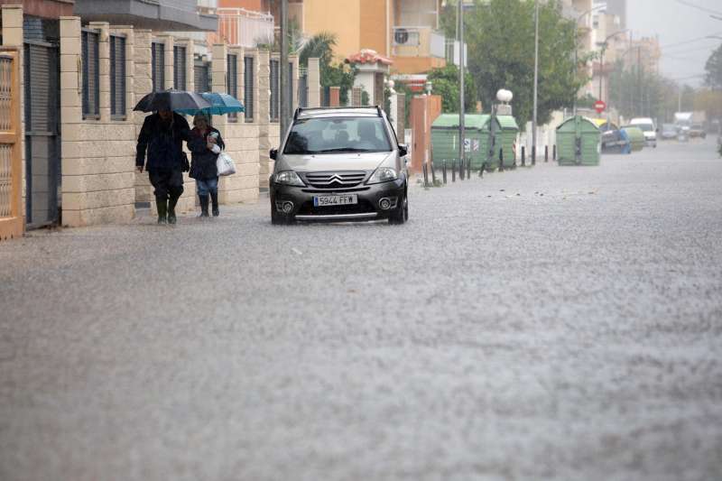 Imagen de archivode un calle inundada de la playa de Gandia debido a las fuertes lluvias en la comarca de La Safor EFENatxo Francs
