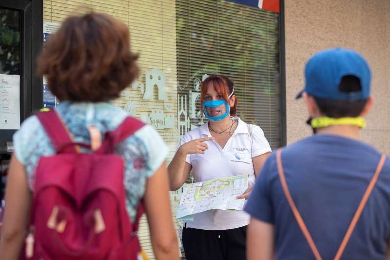 Celia Pers, una gua turstica de la localidad valenciana de Sagunt, utiliza unas mascarillas transparentes que deja ver su boca para facilitarle la comunicacin con personas con discapacidad auditiva. Archivo EFEDomenech Castell
