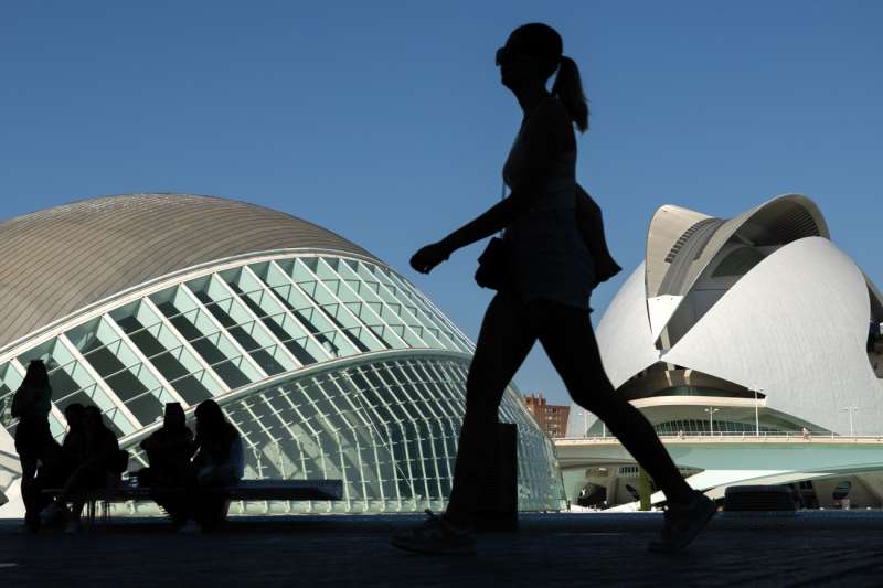 Imagen de archivo de varias personas paseando bajo un cielo azul en la Ciudad de las Artes y de las Ciencias de València. EFE/Biel Aliño
