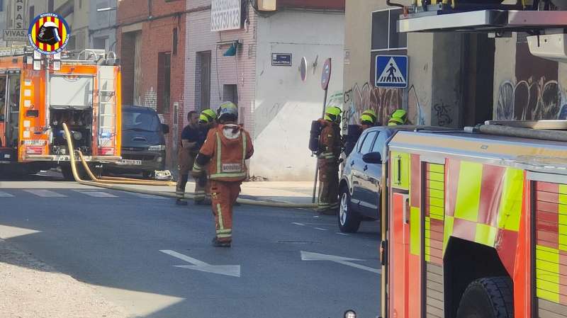 los bomberos trabajan en el incendio de una nave en Sedaví. EPDA