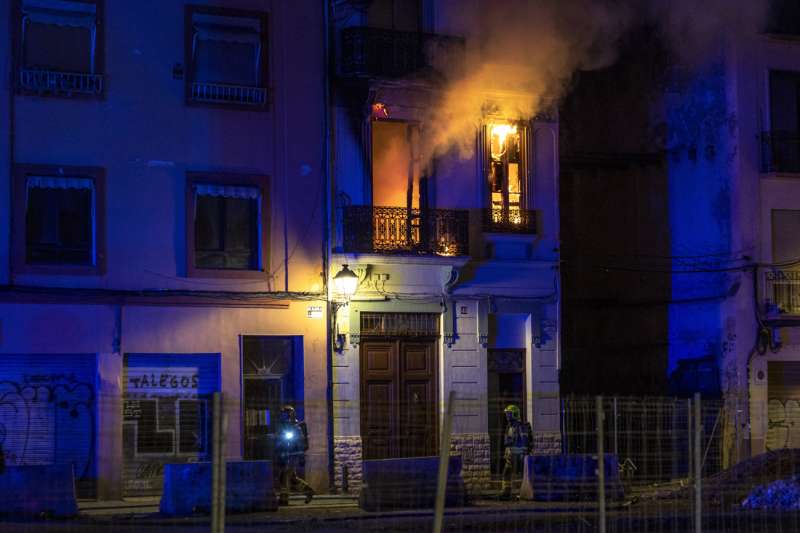 Varios miembros del cuerpo de Bomberos de Valencia intervienen en la extinción de un incendio que se ha originado en un edificio. Archivo/EFE/Biel Aliño
