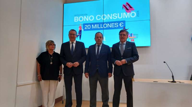 El presidente de la Diputación de Alicante, Toni Pérez (2izq), en la presentación del bono consumo. EFE/A.Martín
