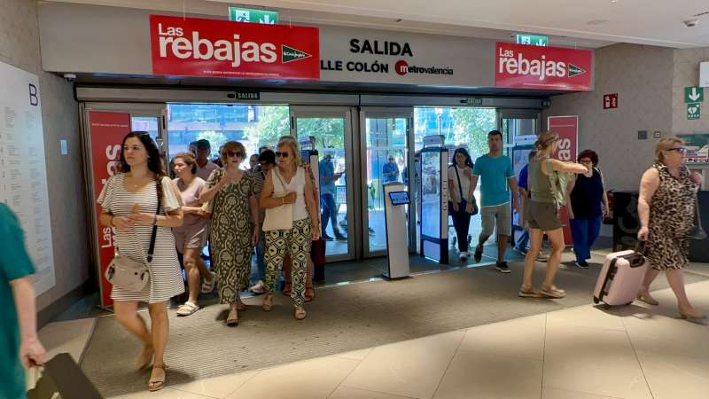 Primeros clientes entrando al Corte Ingls de la calle Coln.EPDA