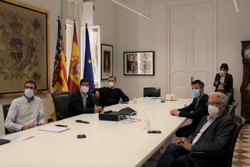 Reunión con los alcaldes Sergio Alfaro, Robert Raga y Manolo Civera. EPDA.