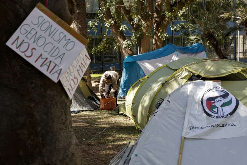 Vista general de la acampada universitaria por el pueblo palestino que se est llevando a cabo en la Facultad de Filosofa de la Universitat de Valncia. EFEBiel Alio
