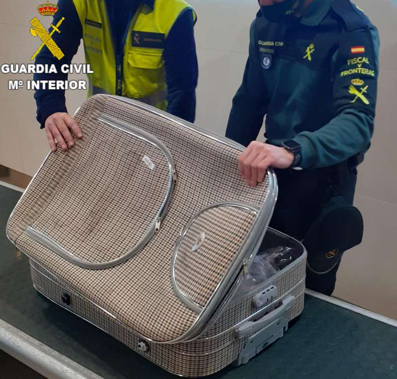 Imagen facilitada por la Guardia Civil de la maleta donde se hall� la droga. EFE
