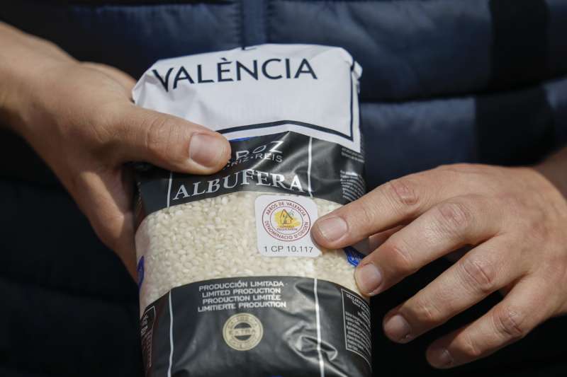 Un agricultor muestra un paquete de arroz con sello de denominación de origen durante el acto de protesta sectorial del arroz convocada por las organizaciones profesionales agrarias. Archivo/EFE/Biel Aliño
