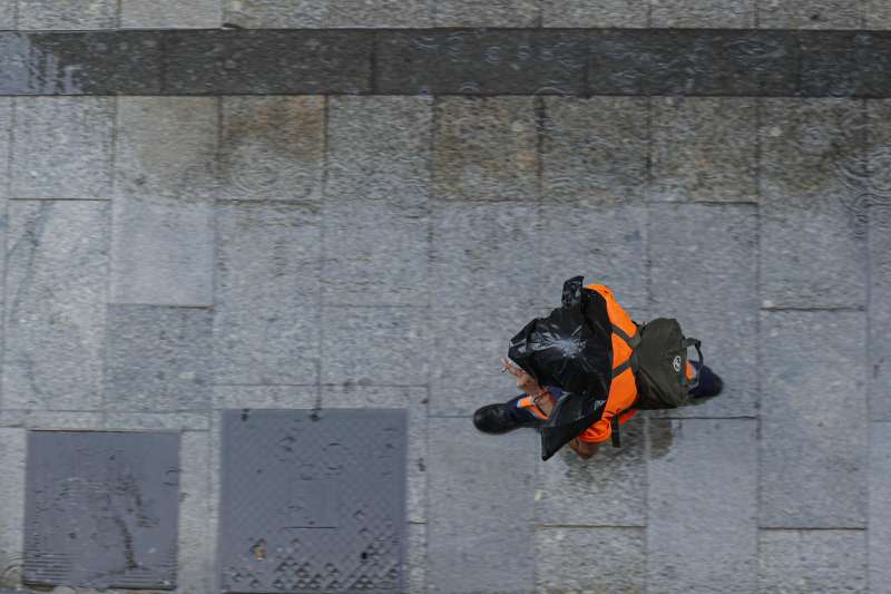  En la imagen una persona camina bajo la lluvia en una calle de Valncia. EFEManuel Bruque