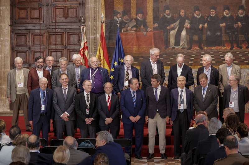 El president de la Generalitat, Carlos Mazn (4 d), el presidente ejecutivo de la Fundacin Valenciana Premios Rei Jaume I, Javier Quesada (2 d), y el presidente de la Fundacin Valenciana Premio Rei Jaume I, Vicente Boluda (c), posan con los Premios Nobel del jurado durante el acto de proclamacin de los ganadores en cada una de las siete categoras en la trigsimo sptima edicin de los premio
