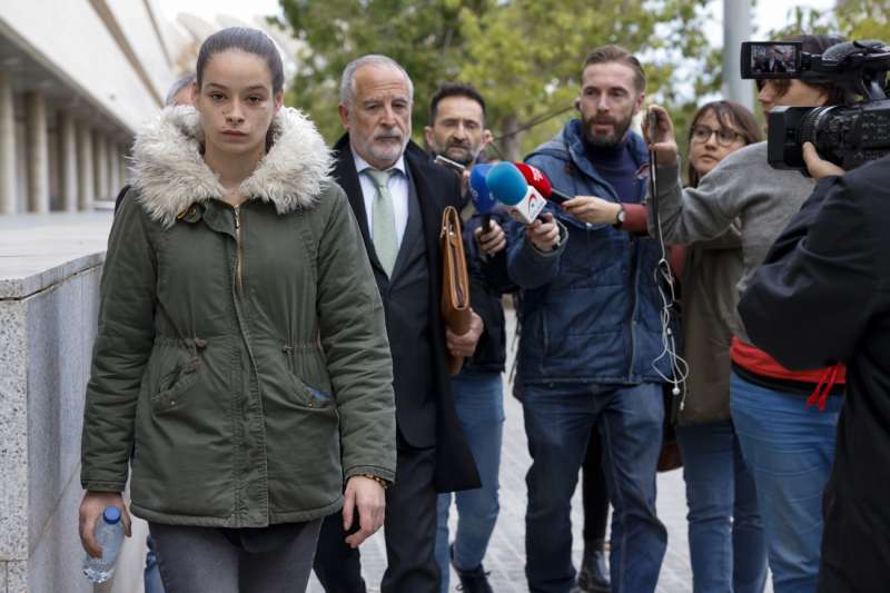 La joven que fue vctima de abusos sexuales cuando era menor de edad y estaba tutelada por la Generalitat Valenciana, a su llegada a los juzgados de Valncia, en una imagen de archivo. EFEAna Escobar

