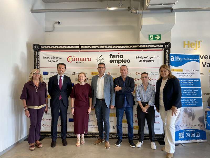 Autoridades en la Feria de Empleo Talento Joven Alfafar 2025.EPDA