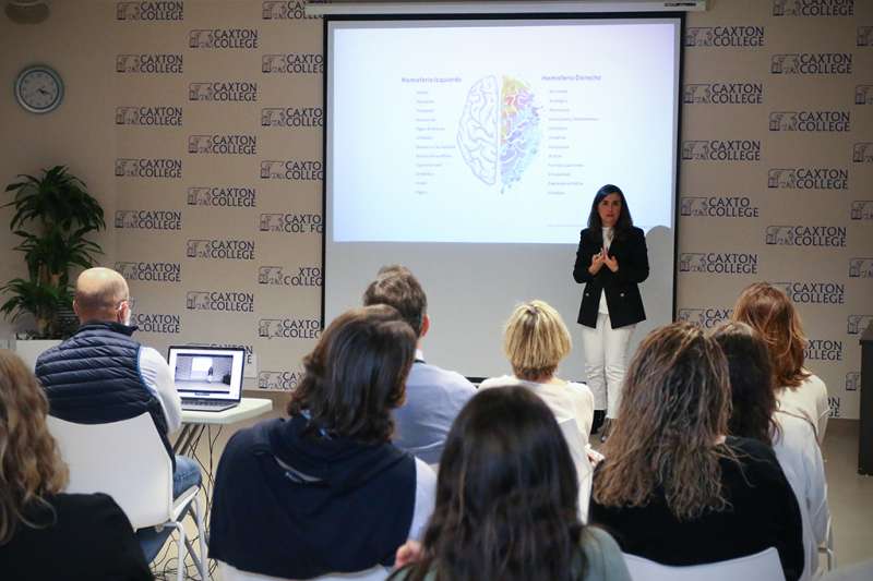 La psiquiatra infantil Nuria Yáñez durante su conferencia en el colegio británico Caxton College. /EPDA