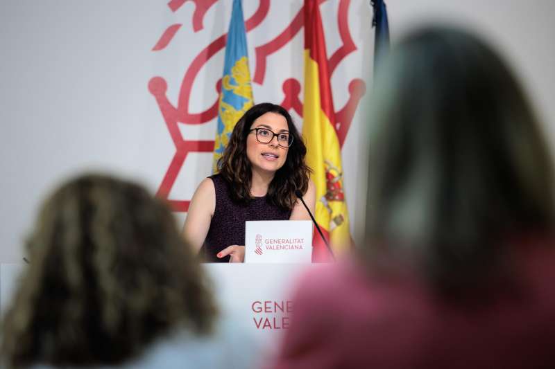La vicepresidenta y portavoz de la Generalitat, Aitana Mas, durante la rueda de prensa tras la sesión plenaria semanal. EFE/Biel Aliño