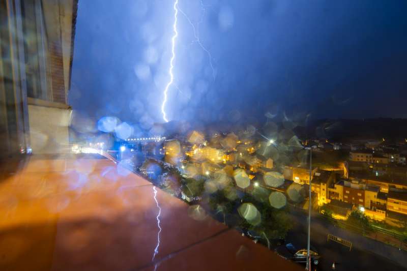 Un rayo cae durante una tormenta elctrica. EFEAntonio GarcaArchivo
