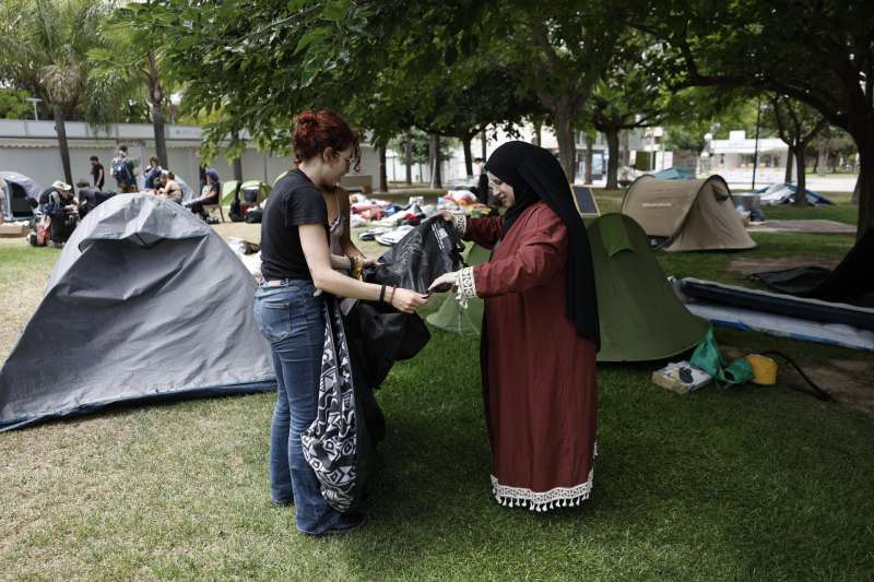 Los estudiantes que acamparon el pasado 13 de mayo en la Universitat Politcnica de Valncia (UPV) han decidido retirar la protesta del campus y han comenzado a desmontar las tiendas. EFE/ Biel Alio
