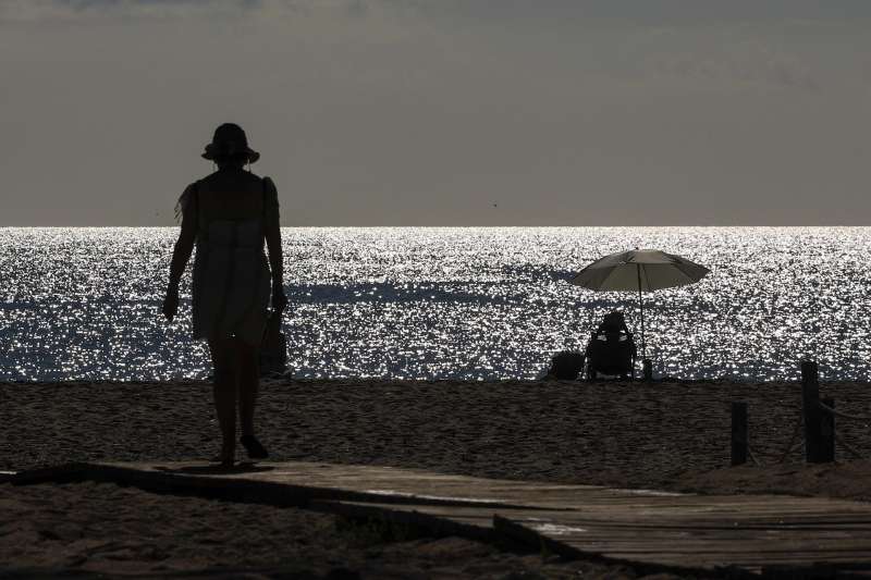 Dos personas disfrutan de la playa. EFEKai Frsterling Archivo
