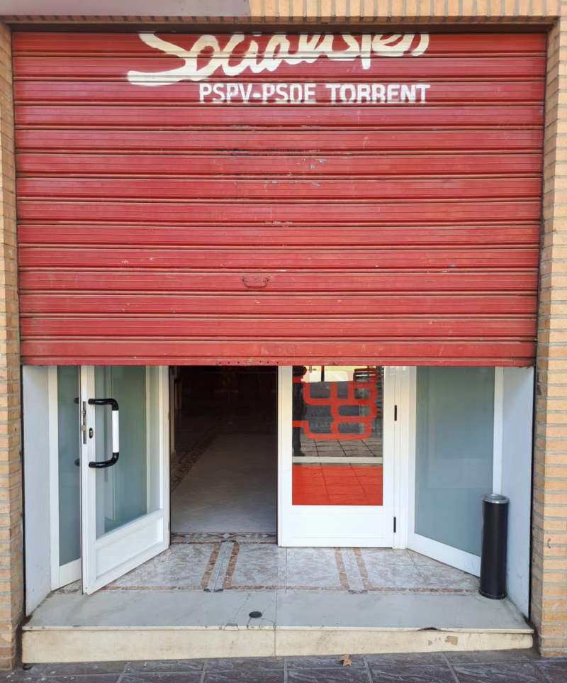 La persiana y la puerta han sido forzadas. EPDA