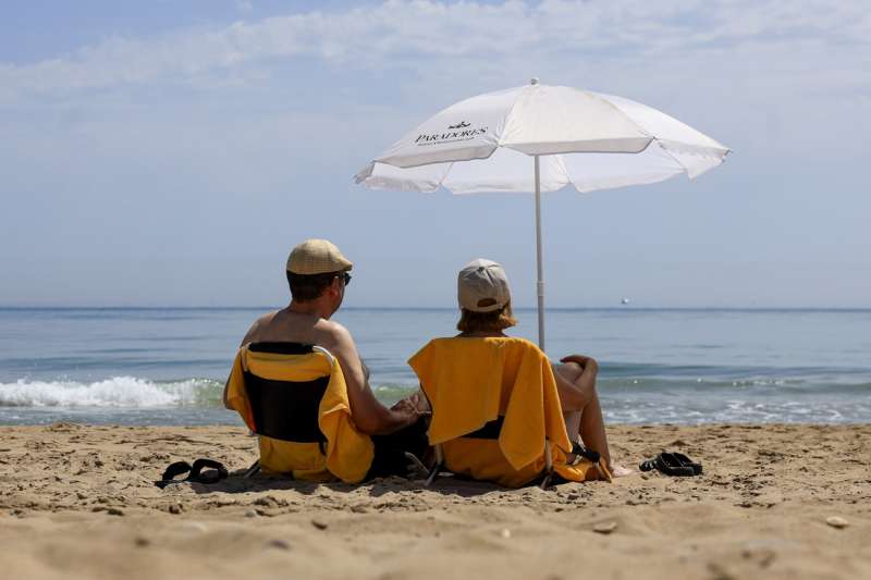 Dos personas disfrutan de un da de playa en El Saler, Valencia, este mircoles. EFEKai Forsterling
