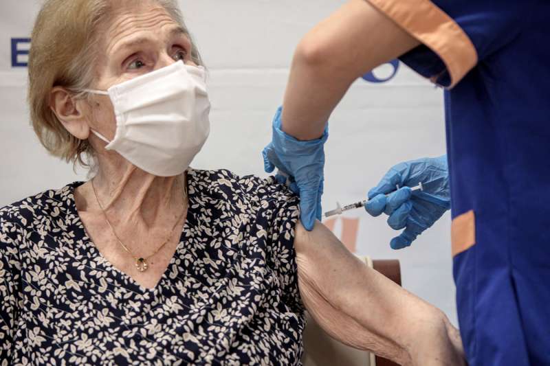 Un sanitario inyecta la vacuna para la covid-19 de Pfizer-BioNTech. Archivo/EFE/Biel Aliño
