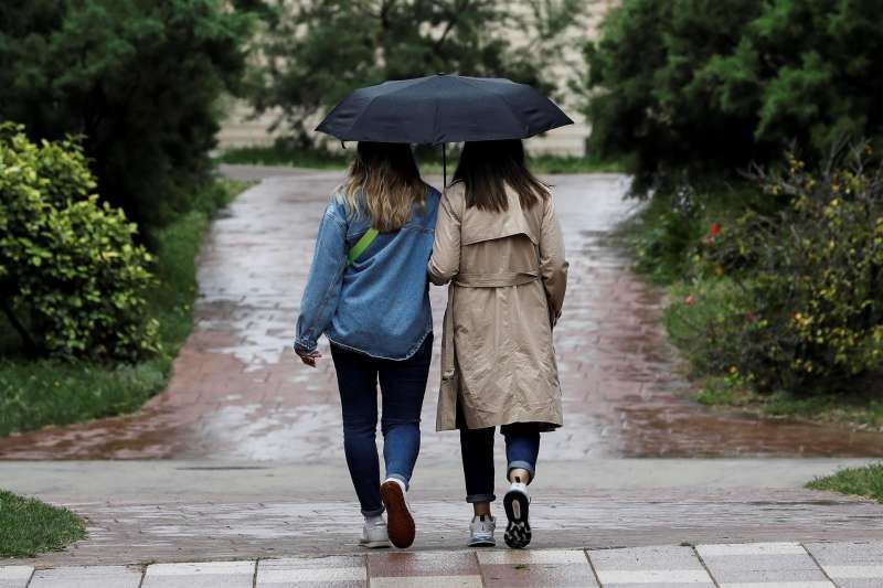 Dos personas se protegen de la lluvia con un paraguas en Valencia. ArchivoEFEAna Escobar.
