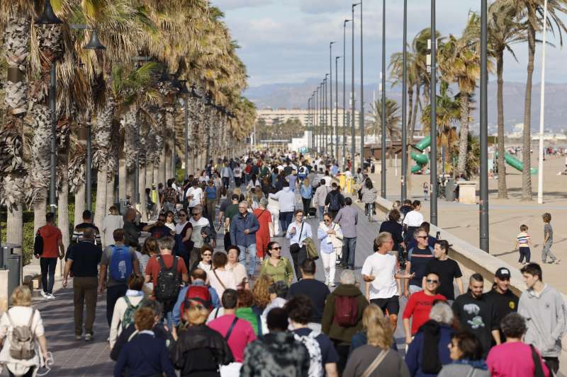 Decenas de personas caminan por el paseo martítimo de Valencia en un día de este mes de noviembre. EFE/Ana Escobar/Archivo
