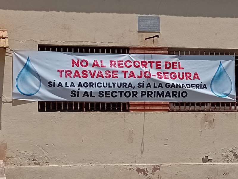 Pancarta en la oficina de LA UNI en Elx.EPDA