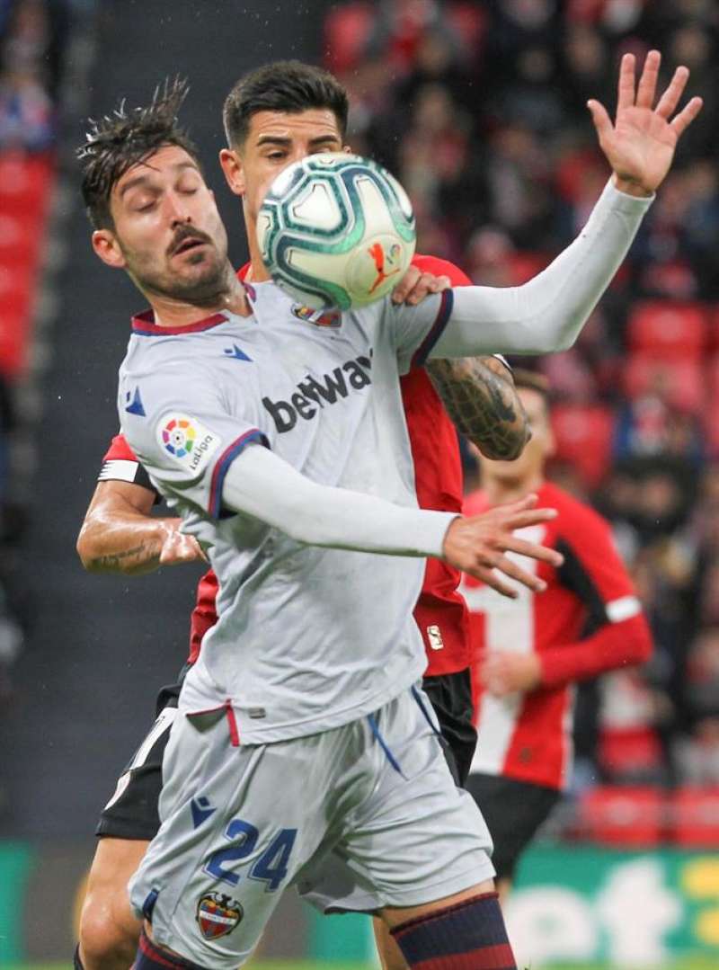 El centrocampista del Levante José Ángel Gómez Campaña (i), controla el balón durante el partido ante el Athletic de Bilbao. EFE/Archivo