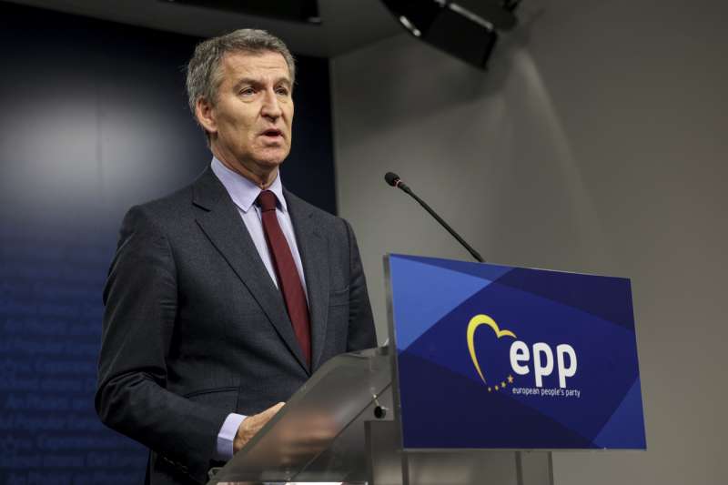 El presidente del PP, Alberto Nez Feijo, que asiste a la cumbre del PPE que se celebra en Bruselas, en declaraciones a los medios. EFE Pablo Garrigs
