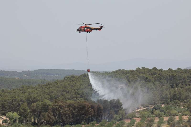 Imagen de archivo de las labores de extinciÃ³n del incendio forestal en Venta del Moro (Valencia). EFE/ Biel AliÃ±o/Archivo
