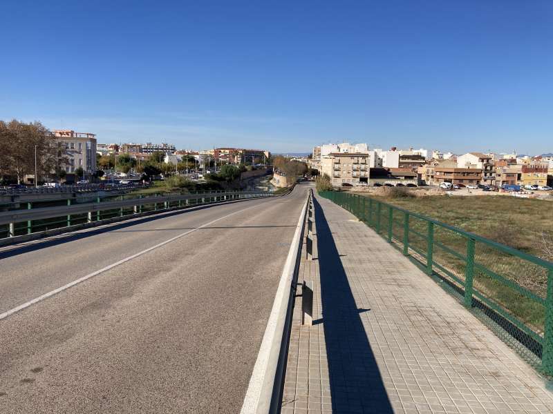 El PSOE de Massanassa presenta una moción para iluminar el puente que une el pueblo y el polígono industrial.