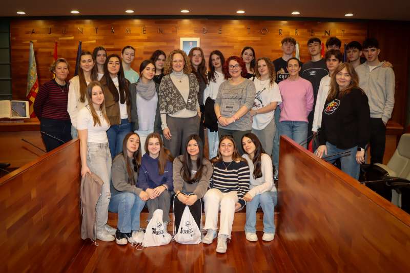 Lalumnat i el professorat de Bratislava amb lalcaldessa de Torrent, Amparo Folgado, a lAjuntament.EPDA