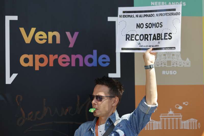 Profesorado de la Escuela Oficial de Idiomas de ValÃ¨ncia celebra una concentraciÃ³n 