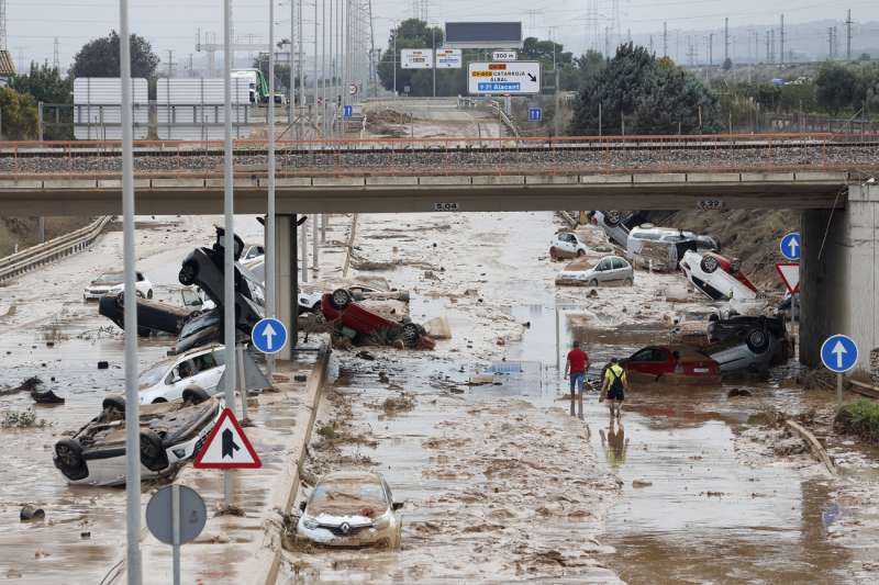 Aspecto de la carretera que une Valencia y Torrent tras la dana del 29 de octubre. EFE Miguel ngel PoloArchivo
