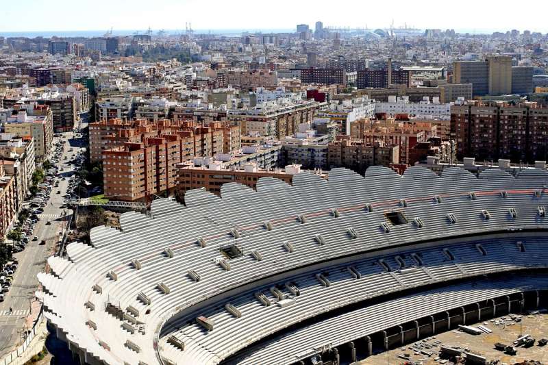 Vista aérea del inacabado nuevo campo de Mestalla. EFE/ Manuel Bruque

