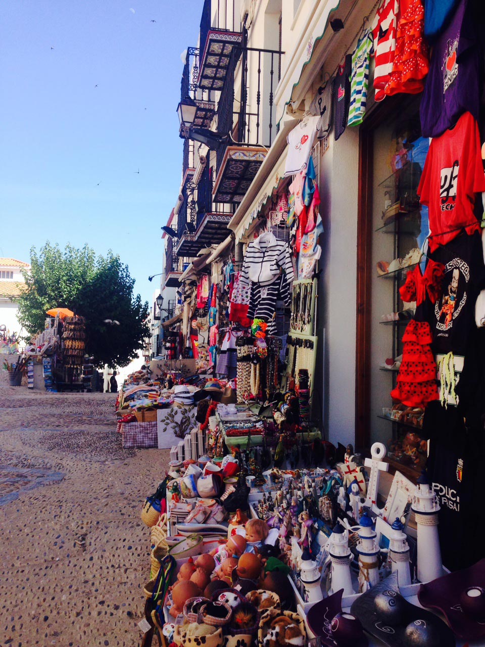 Las calles están repletas de tiendas de suovenirs. FOTO VALENCIANO Las calles están repletas de tiendas de suovenirs. FOTO VALENCIANO