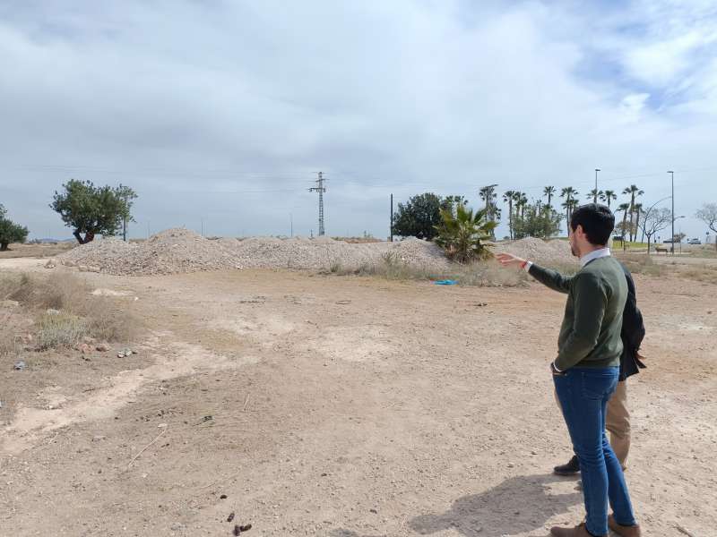 Lalcalde de la Pobla de Vallbona, Abel Mart, junt als terrenys del segon institut. EPDA