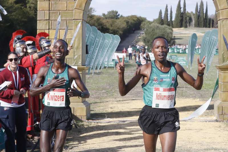 El atleta espaÃ±ol de origen burundÃ©s Thierry Ndikumwenayo (d) celebra una victoria tras ganar una carrera. EFE/JosÃ© Manuel Vidal/Archivo
