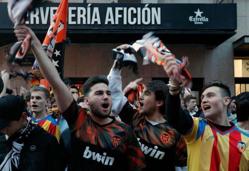 Los aficionados del Valencia ven afectados sus planes para el trascendental partido en Barcelona. /EPDA