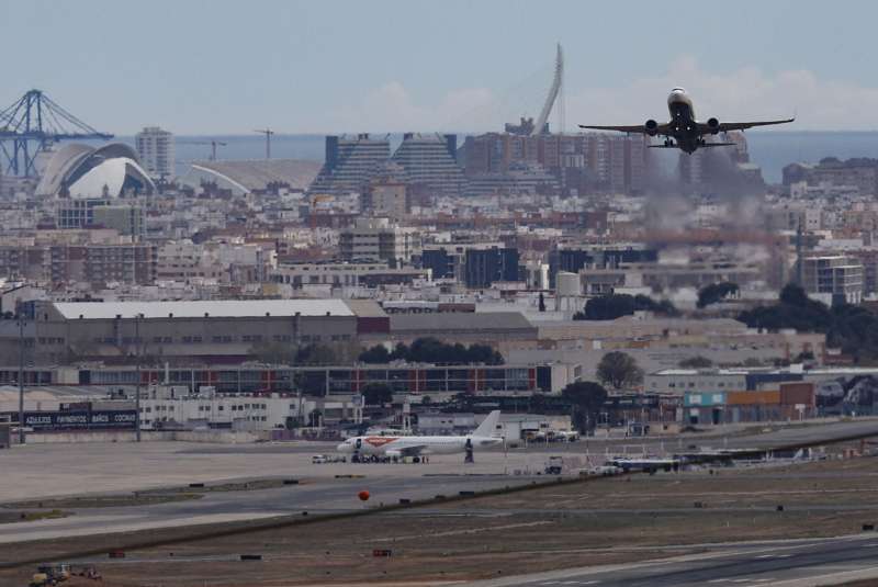 Un avión despega del aeropuerto de Manises. EFE/ Kai Forsterling/Archivo
