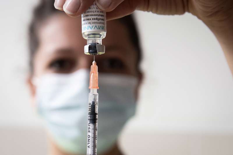 Personal sanitario prepara una dosis de la vacuna contra la viruela del mono en Paris (Francia). Archivo/EFE/EPA/ALAIN JOCARD
